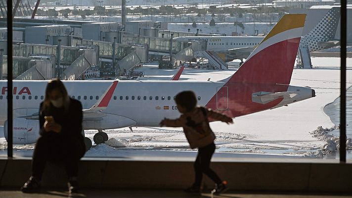 Pasajeros atrapados en Barajas por el temporal: "Queremos volver a nuestras casas"