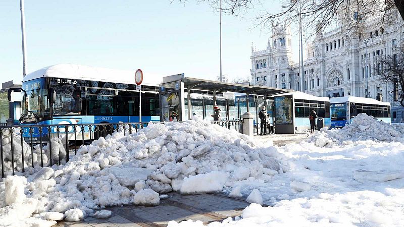 El frío azota Madrid y el hielo ralentiza la vuelta a la normalidad tras el temporal