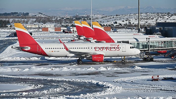 Telediario 1 - El hielo ralentiza la vuelta a la normalidad en aeropuertos y estaciones de tren donde hay retrasos