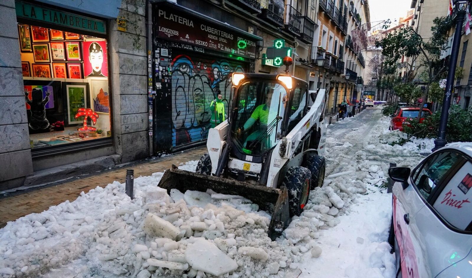 Las calles de Madrid siguen cubiertas de hielo