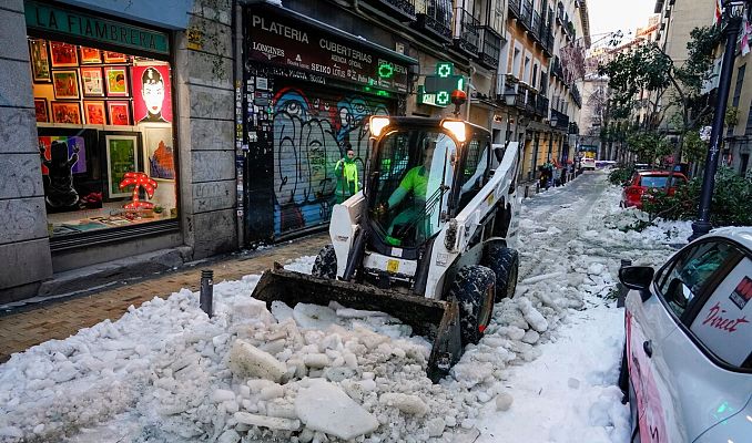 Telediario 1 - Las calles de Madrid siguen cubiertas de hielo