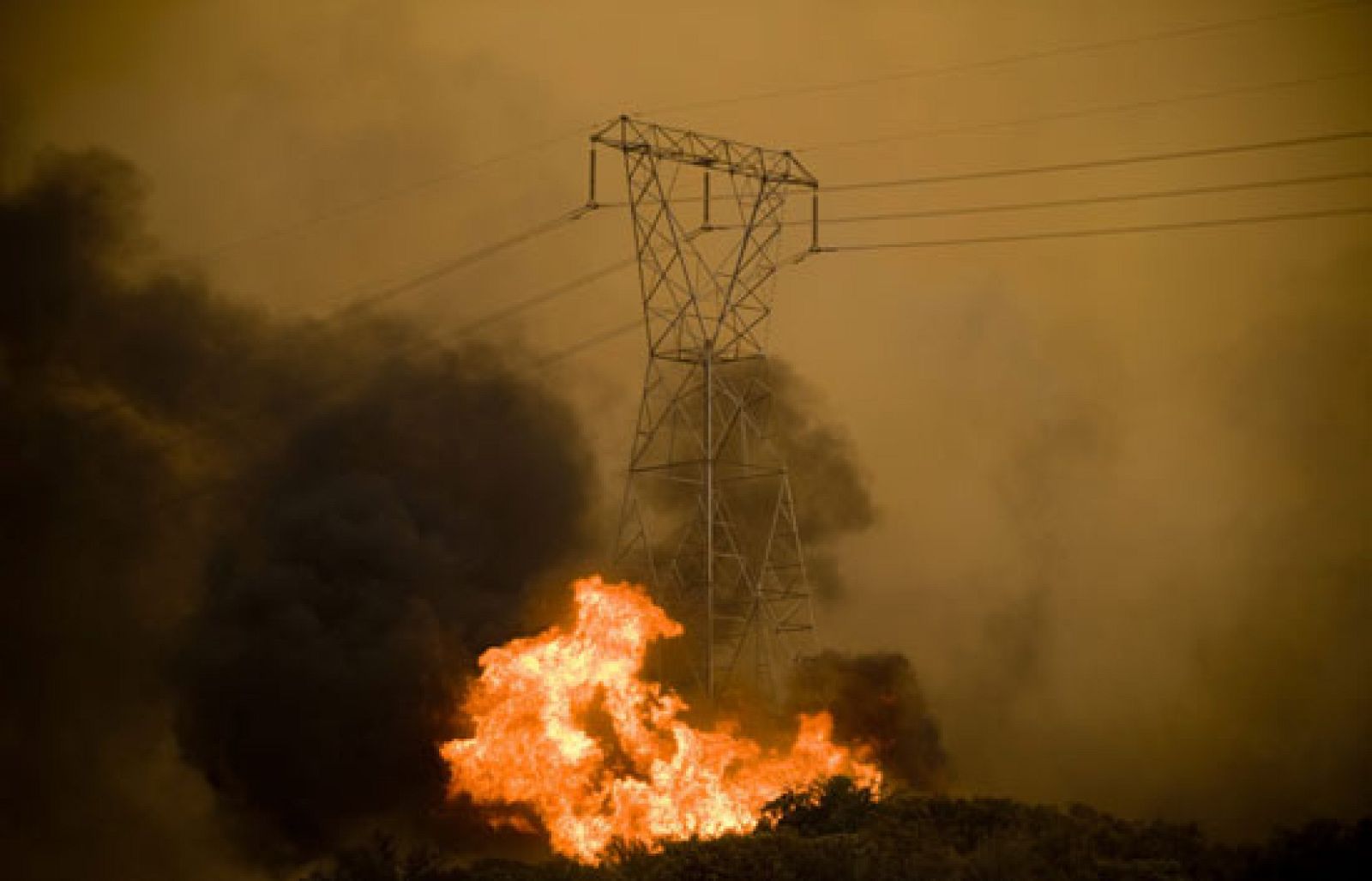 El fuego amenaza a 12.000 viviendas y también podría afectar a los centros de comunicaciones y de astronomía del Monte Wilson.