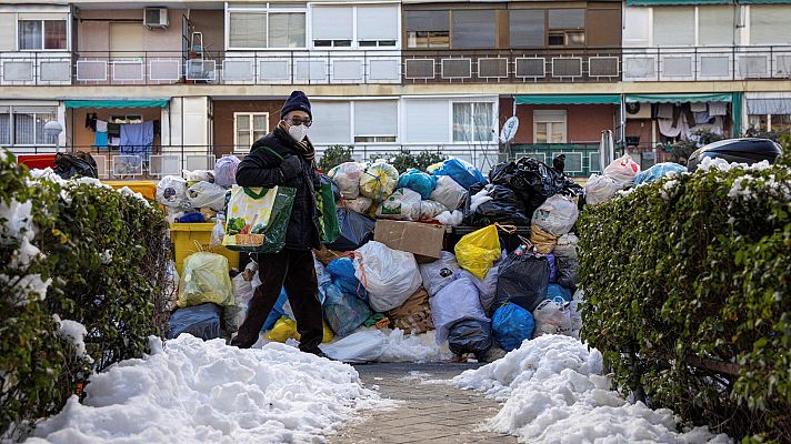 Madrid sigue sufriendo los efectos de las nevadas, seis días después: "Estamos quitando nieve para poder salir del portal"