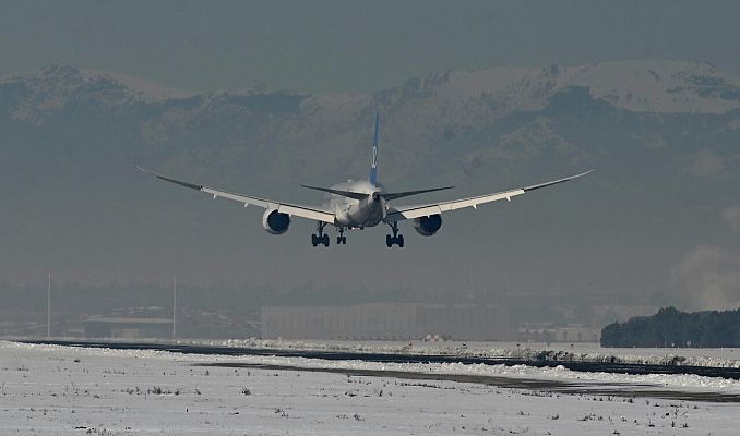 Telediario 1 - Críticas a la gestión del aeropuerto de Barajas durante el temporal Filomena