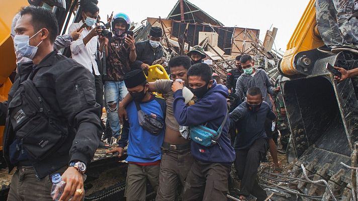 Telediario 1 - El terromoto en Indonesia deja ya al menos 42 muertos y más de 600 heridos