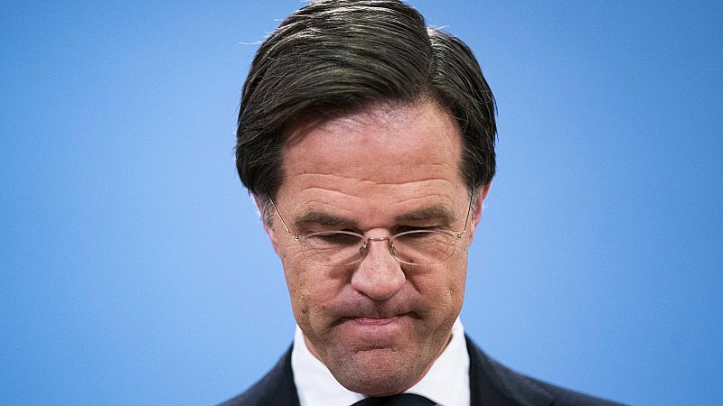 Dimite en bloque el Gobierno holandés por un escándalo de subvenciones destapado por una abogada española