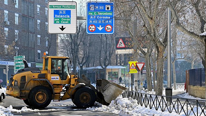 Telediario 1 - Madrid limpia un tercio de sus calles una semana después de la nevada y mantiene cerrados todos sus parques