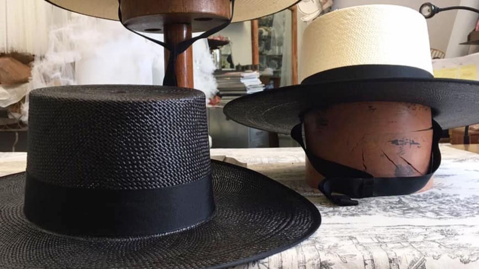 Cómo encontrar el sombrero ideal que estilice y enmarque la mirada