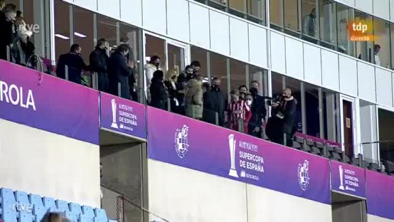 Virginia Torrecilla recoge el trofeo y lo lleva al césped