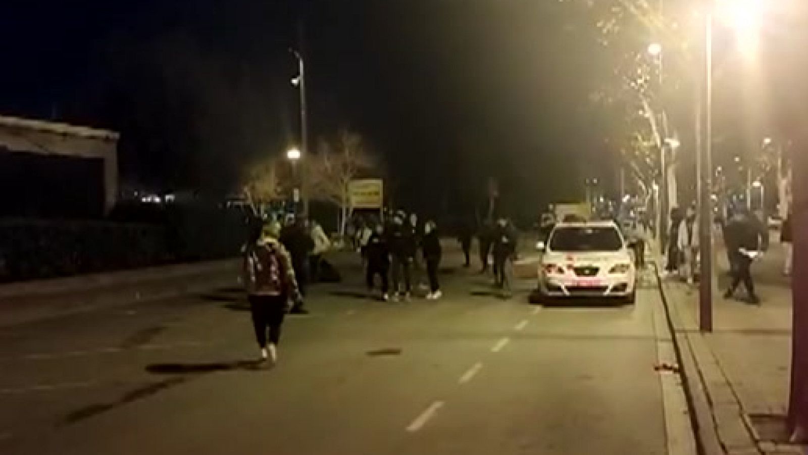 Un grupo de jóvenes que incumplía las medidas anticovid ataca a una patrulla de los Mossos | Ver