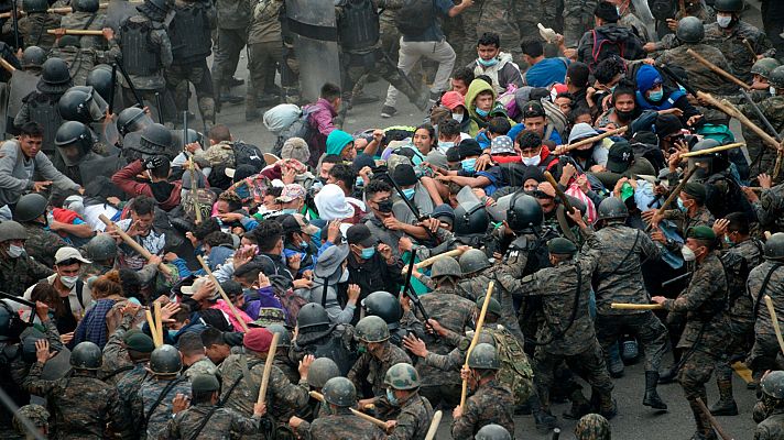 Miles de hondureños logran forzar la entrada en territorio guatemalteco