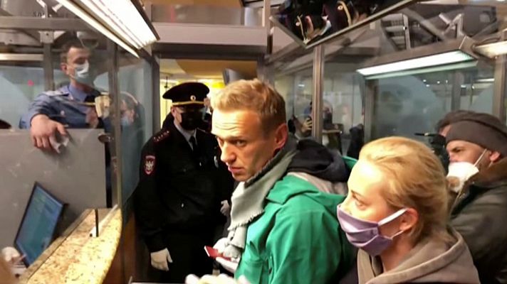 Navalny, detenido en Moscú tras regresar al país recuperado de su envenenamiento