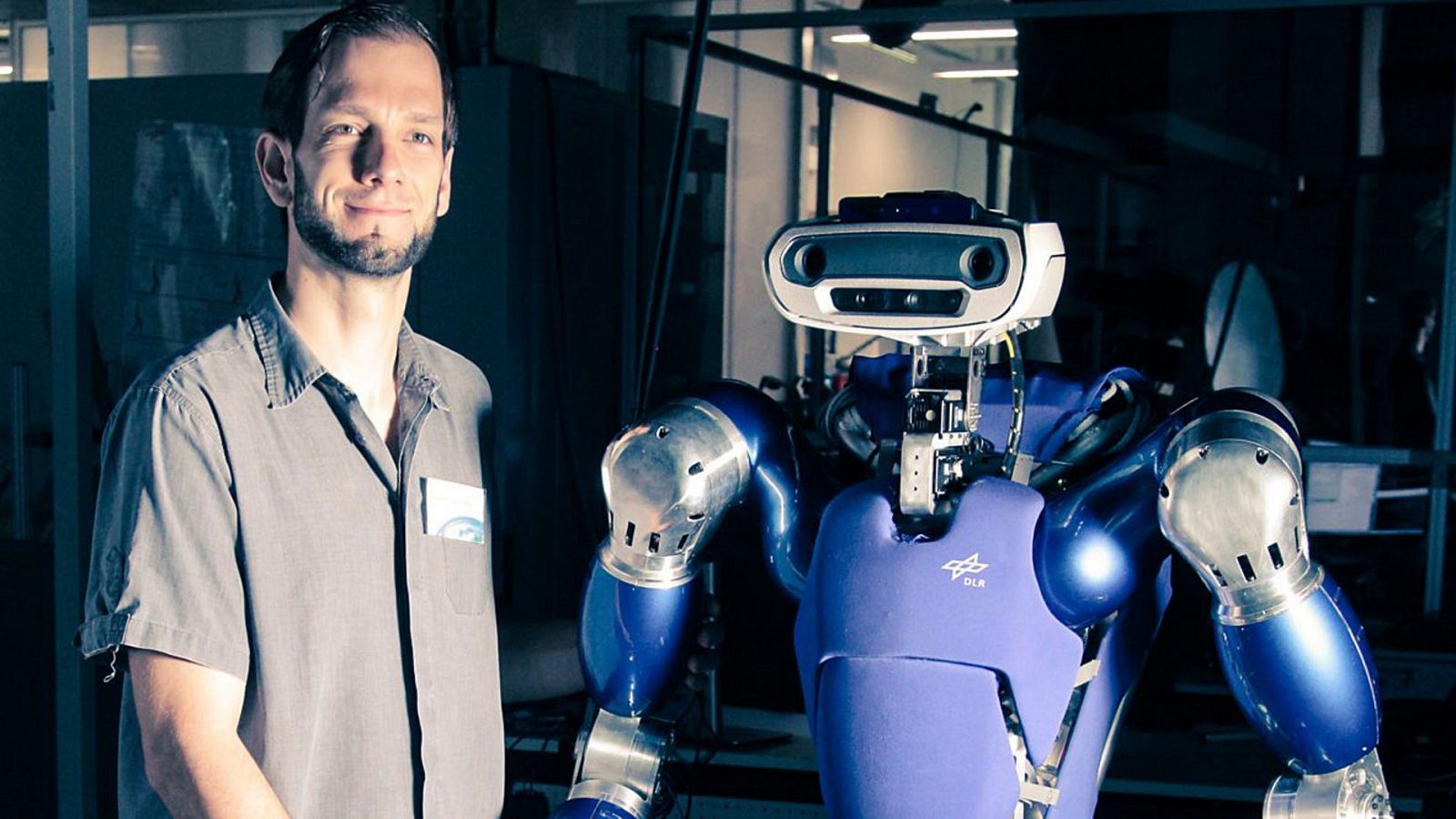Роботы а не человек песня. Первый робот музыкант. V1 робот. Джоржем девелом был разроботон первый робот.