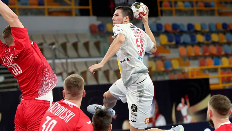 España suda para ganar  (26-27) a Polonia en el Mundial de Balonmano