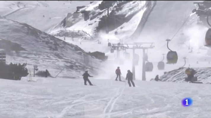 Esquiar en Sierra Nevada, una de las excepciones a las restricciones en Andalucía