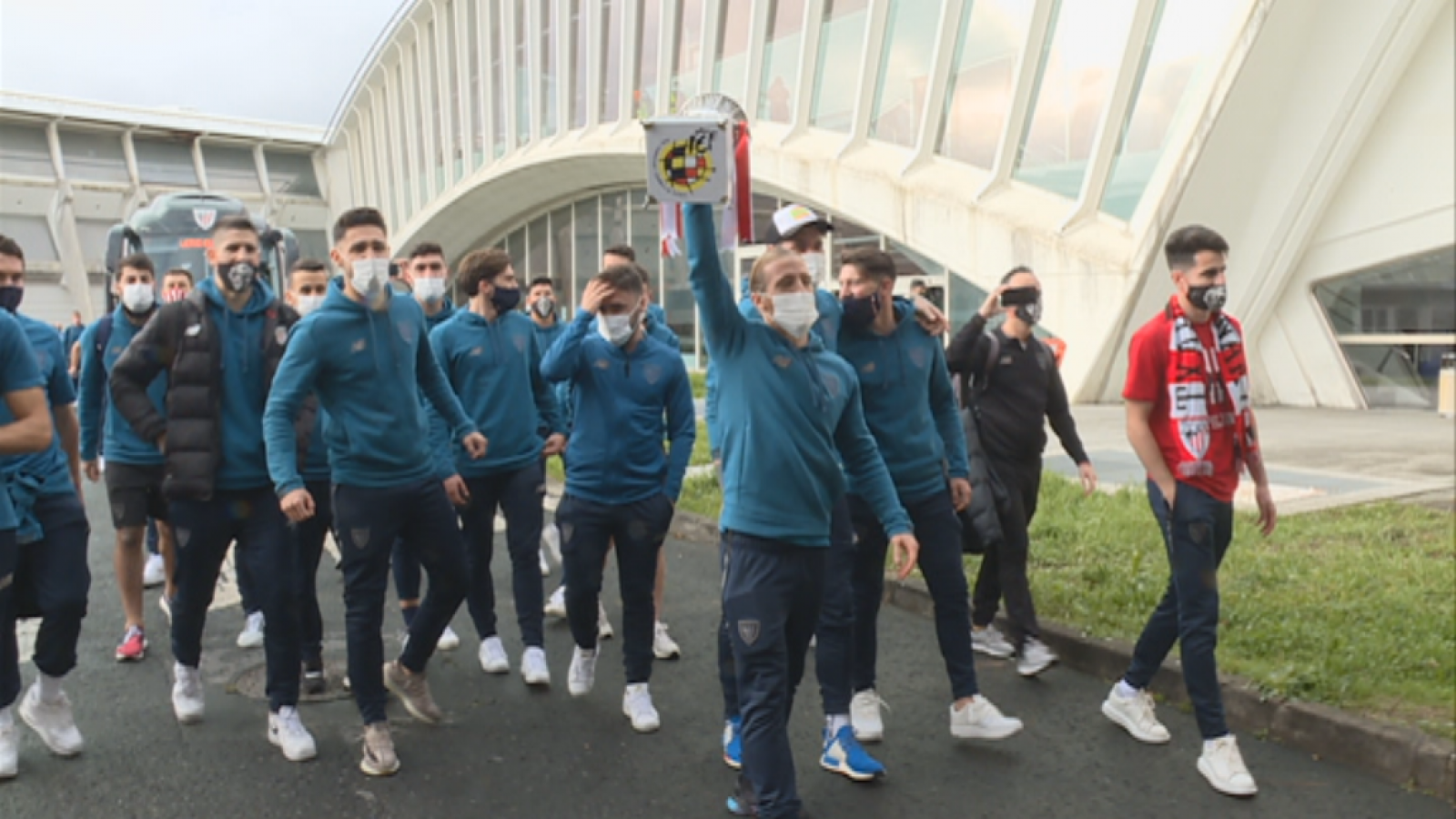 Así ha sido la celebración del Athletic en el aeropuerto tras ganar la Supercopa