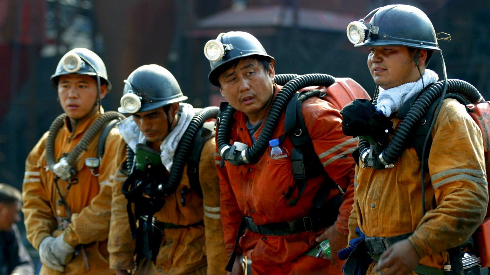 Localizan con vida a 12 de los 22 mineros chinos atrapados desde hace una semana