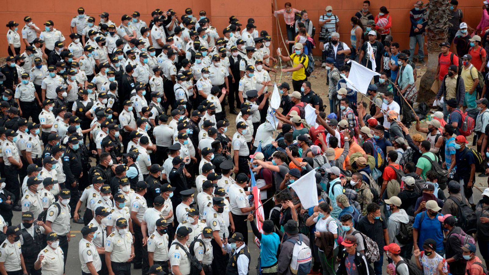 Las autoridades de Guatemala frenan por la fuerza el avance de la caravana de migrantes