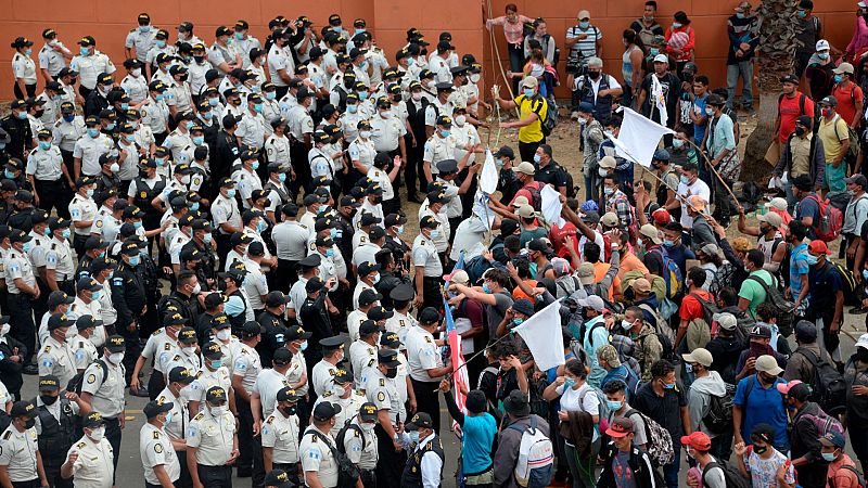 Las autoridades de Guatemala frenan por la fuerza el avance de la caravana de migrantes