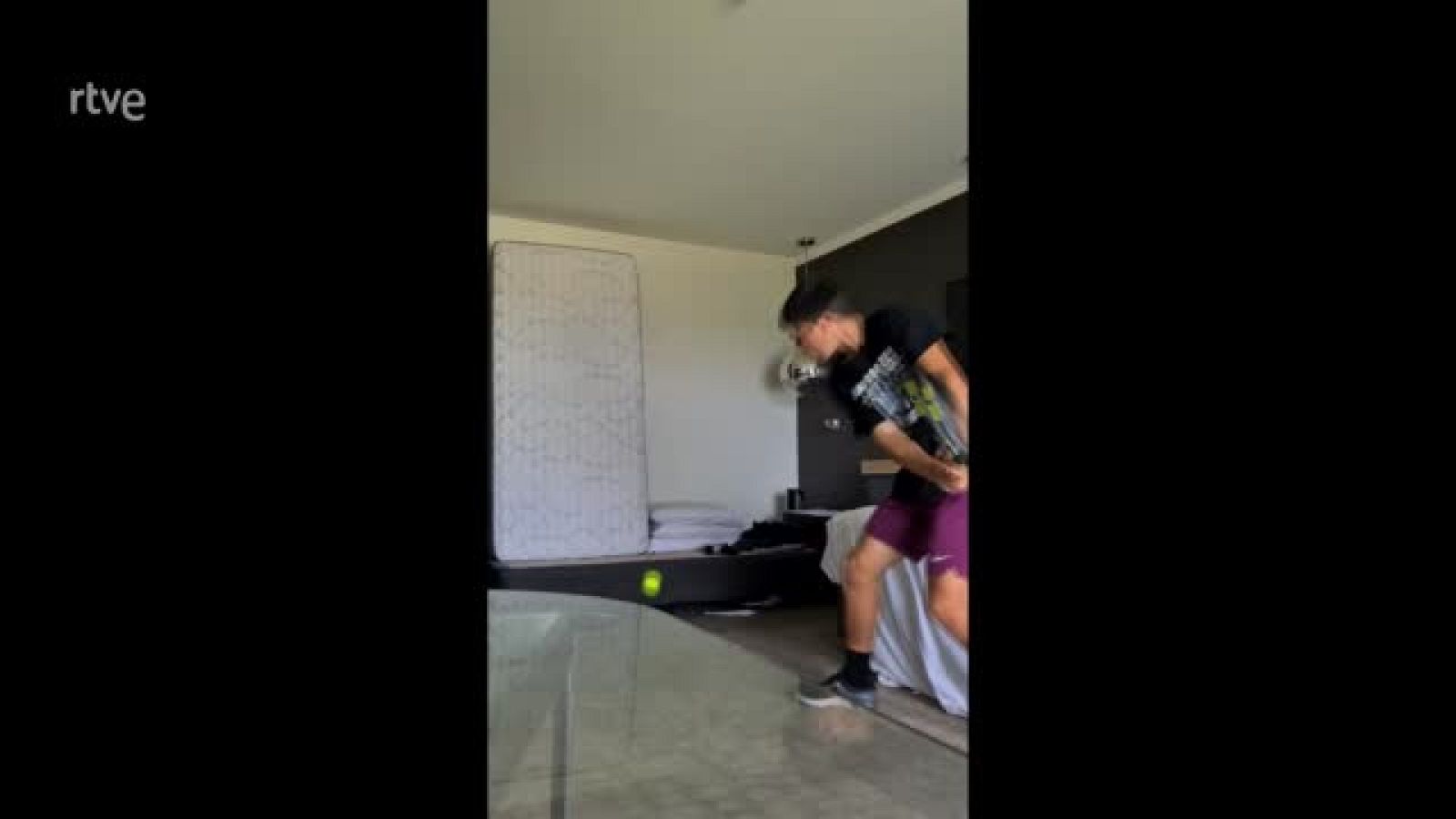 Así entrena Carlos Alcaraz en su hotel de Melbourne
