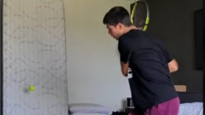 Telediario 1 - Pelotazos a un colchón: la preparación de los tenistas españoles para el Abierto de Australia