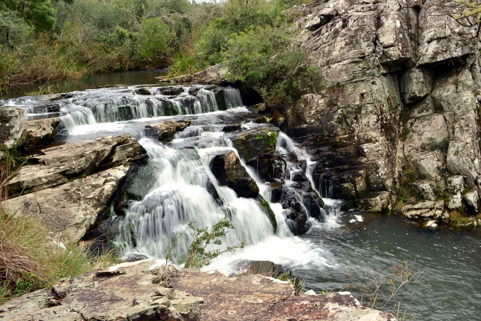 El río Cuervo, en Cuenca, completamente congelado