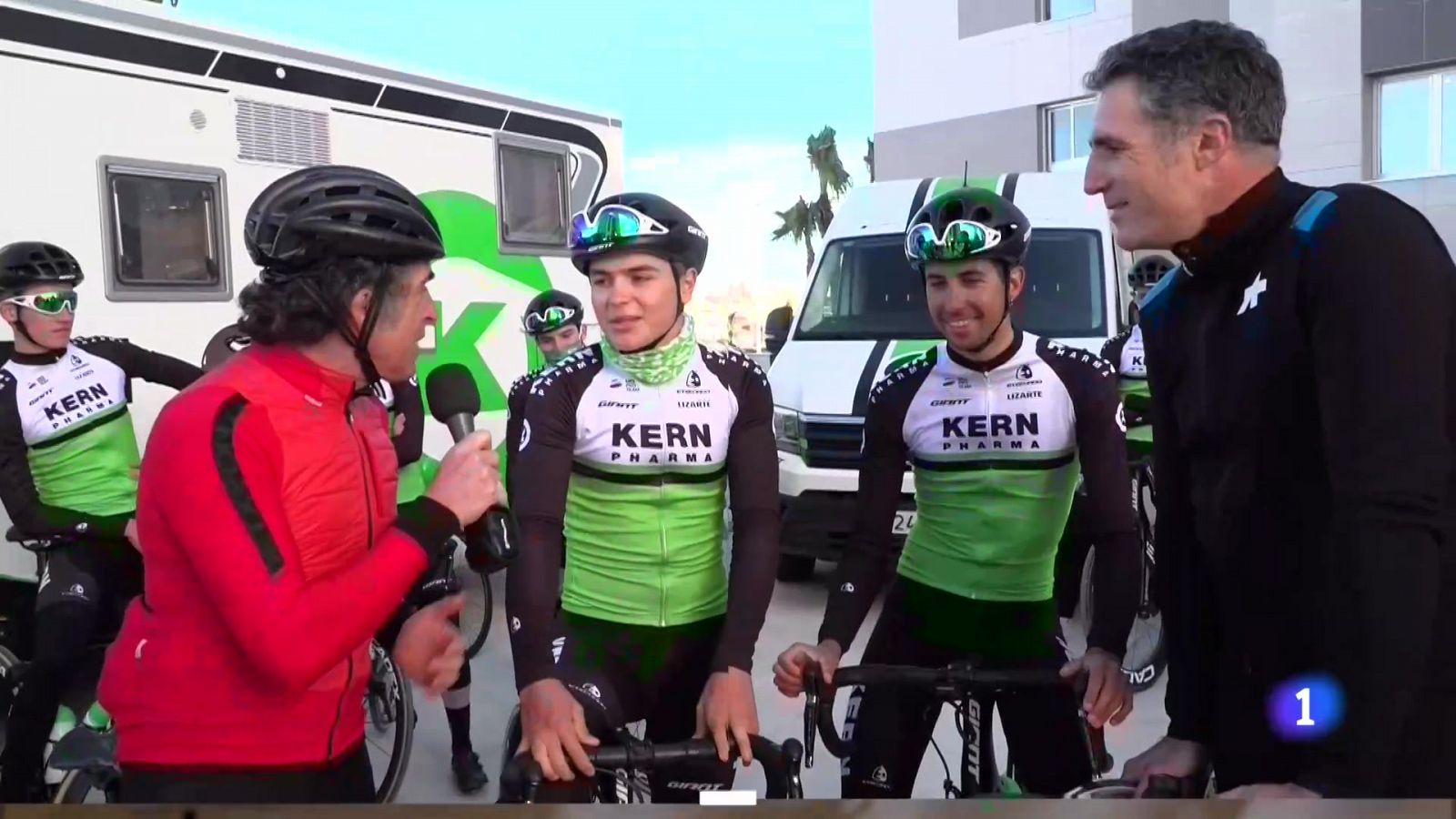 Perico e Indurain apadrinan al joven equipo Kern Pharma