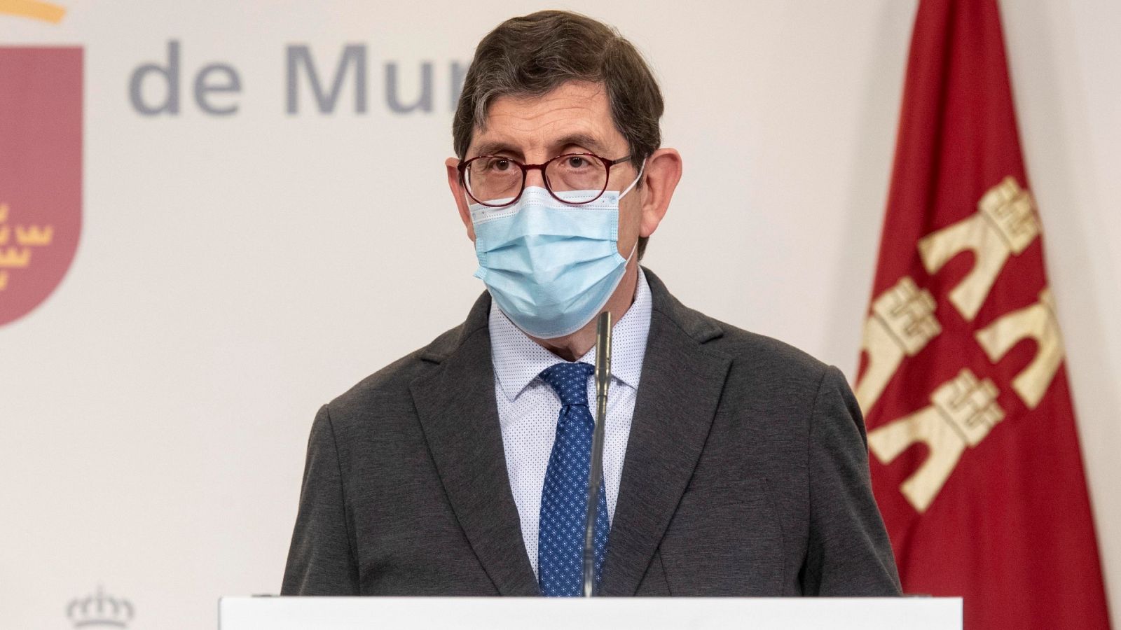 El consejero de Salud de Murcia pide disculpas por vacunarse pero justifica que lo hizo según el protocolo