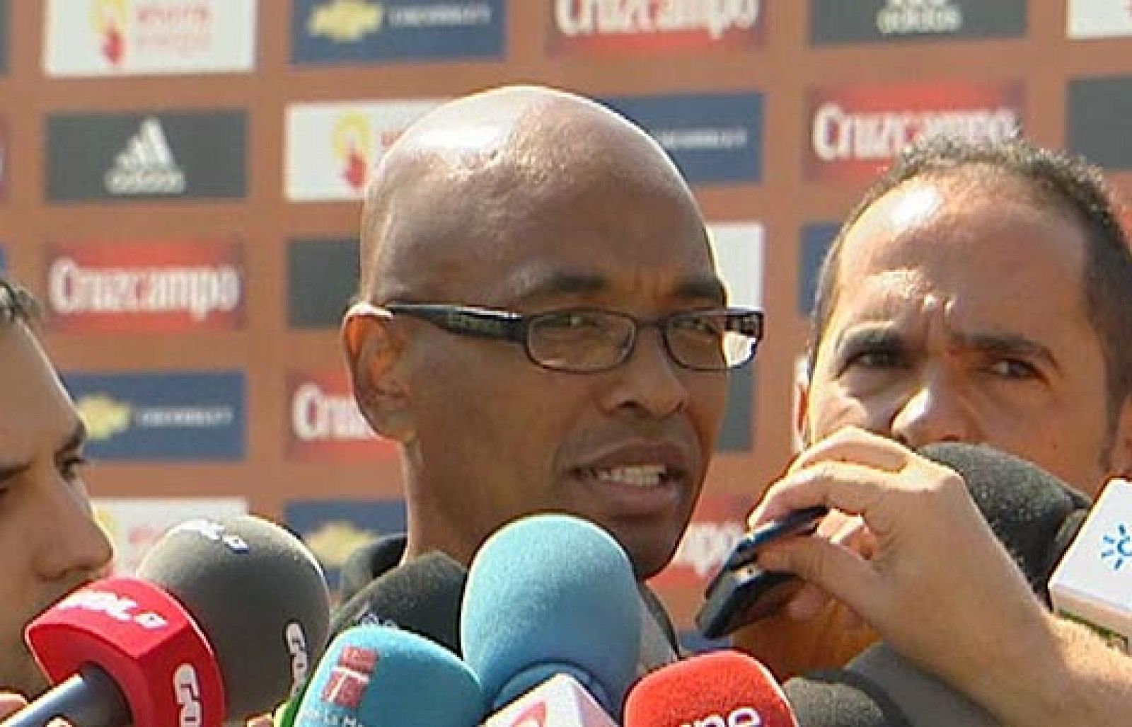 La selección española se ha concentrado en Las Rozas pendiente de la evolución de Senna, Cesc y Marchena, tocados. La Roja prepara los partidos ante Bélgica y Estonia, clasificatorios para el Mundial de Sudáfrica.