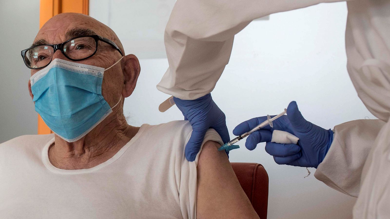 Coronavirus - Las personas mayores de 80 años recibirán la vacuna a partir  de marzo