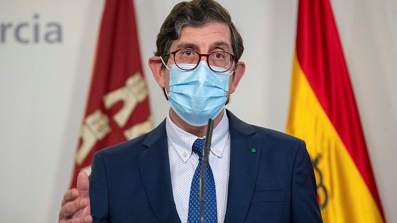 Dimite el consejero murciano de Salud tras las críticas por vacunarse contra la COVID-19