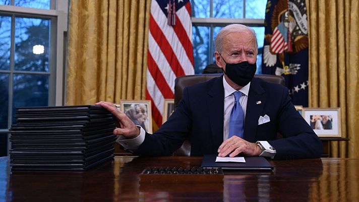Biden firma sus primeras órdenes como presidente para desarmar el legado de Trump