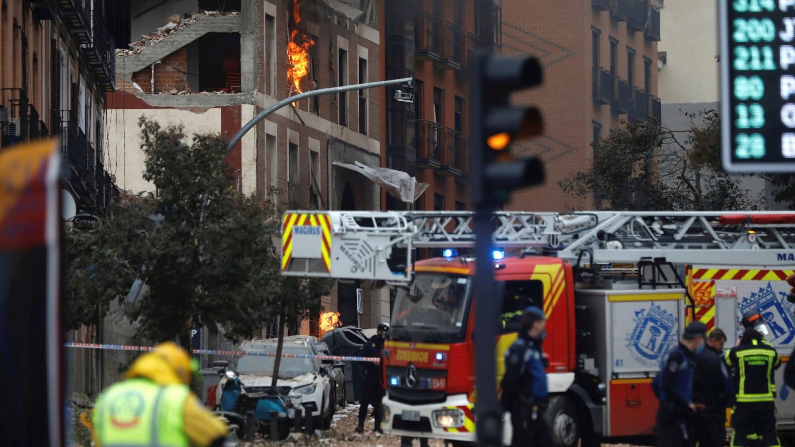 Bomberos acceden al edificio que explotó en Madrid