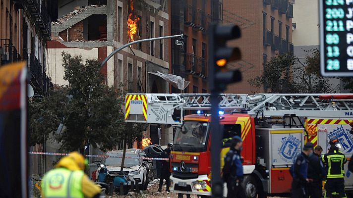 Bomberos y técnicos acceden al edificio que explotó en Madrid para reanudar tareas de desescombro