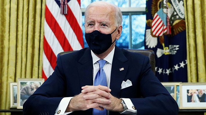 Biden multiplica los gestos y símbolos para diferenciarse de