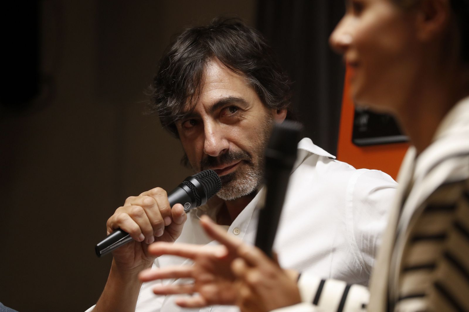 El escritor Juan del Val visita La Hora de la 1:"Creo que vivo para escribir" - La hora de La 1 | Ver