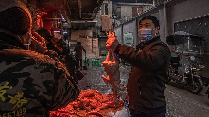 Telediario 1 - Wuhan intenta recuperar la normalidad un año después de decretar el confinamiento