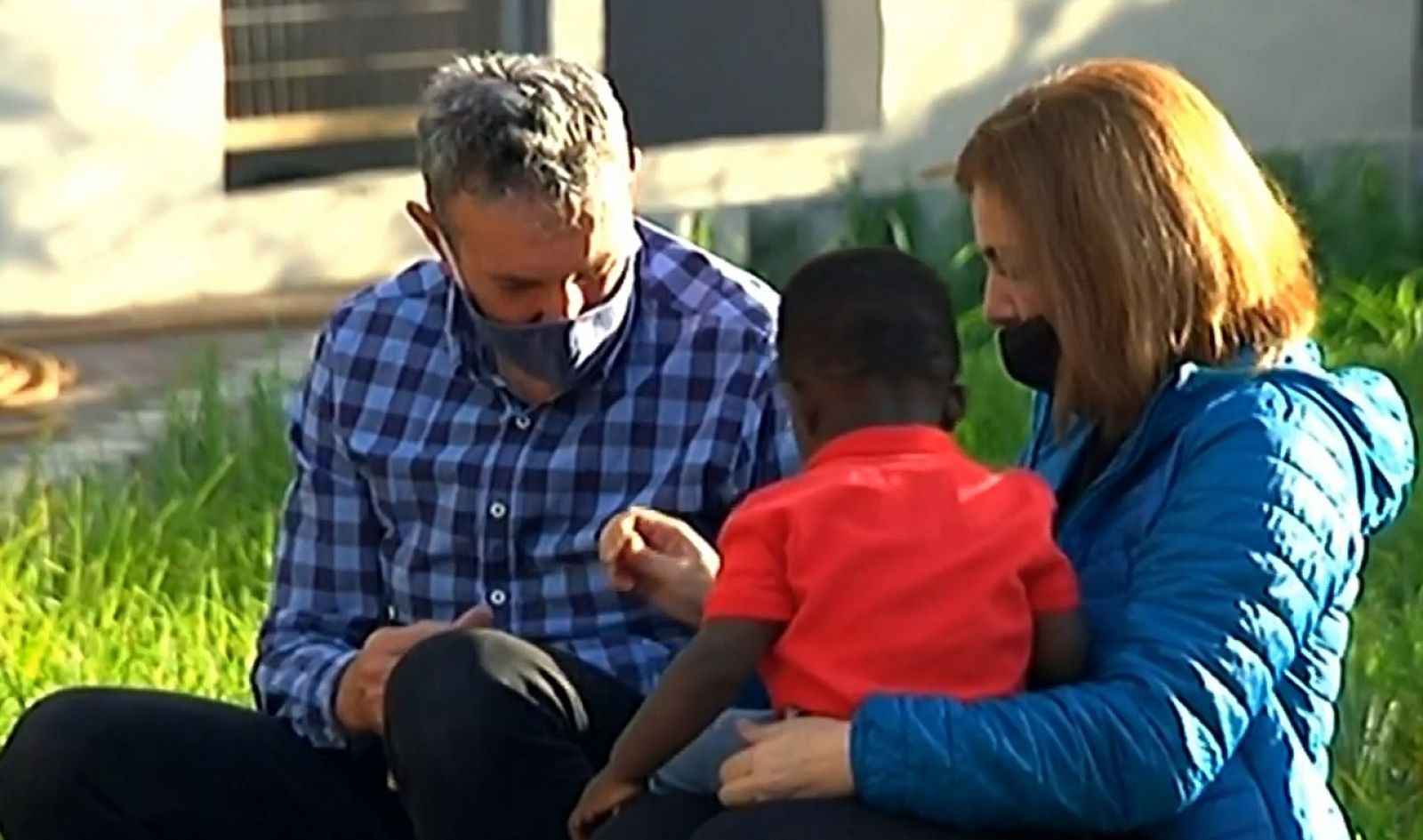 Nau, niño inmigrante de solo 17 meses, empieza una nueva vida en El Hierro: "No puedes evitar pensar en ese mar"