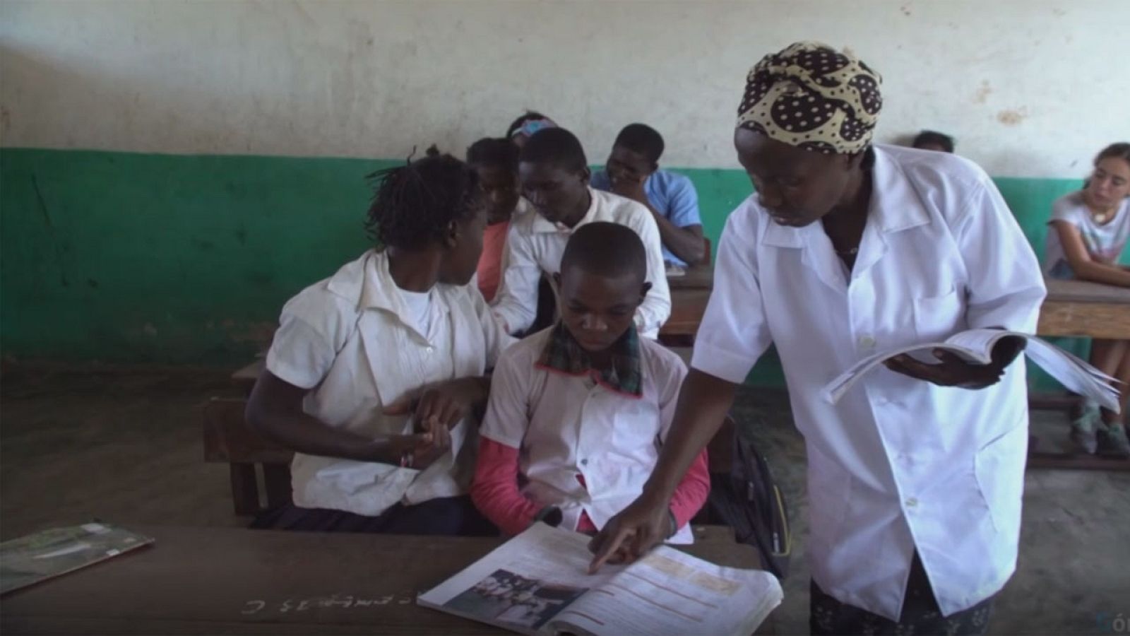El documental 'Una luz en la oscuridad' recuerda la importancia de una buena formación en el día internacional de la educación