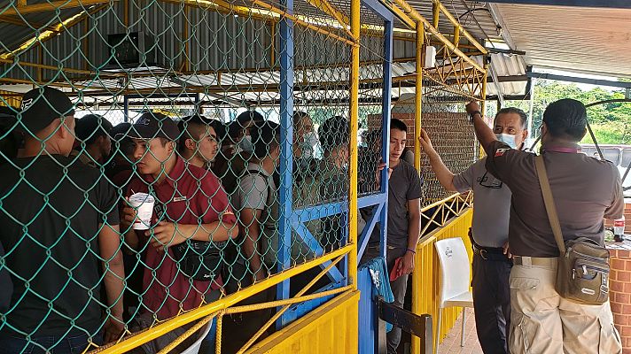 Telediario 1 - La Guardia Nacional de México rescata a 128 migrantes hacinados en un camión