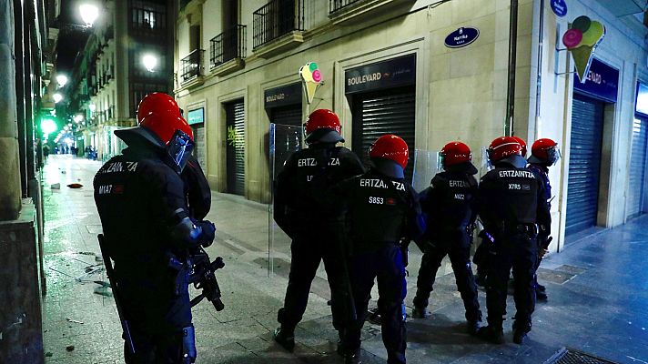 Telediario 1 - Dos ertzainas heridos y dos arrestados en varios incidentes por incumplir las restricciones contra la COVID-19
