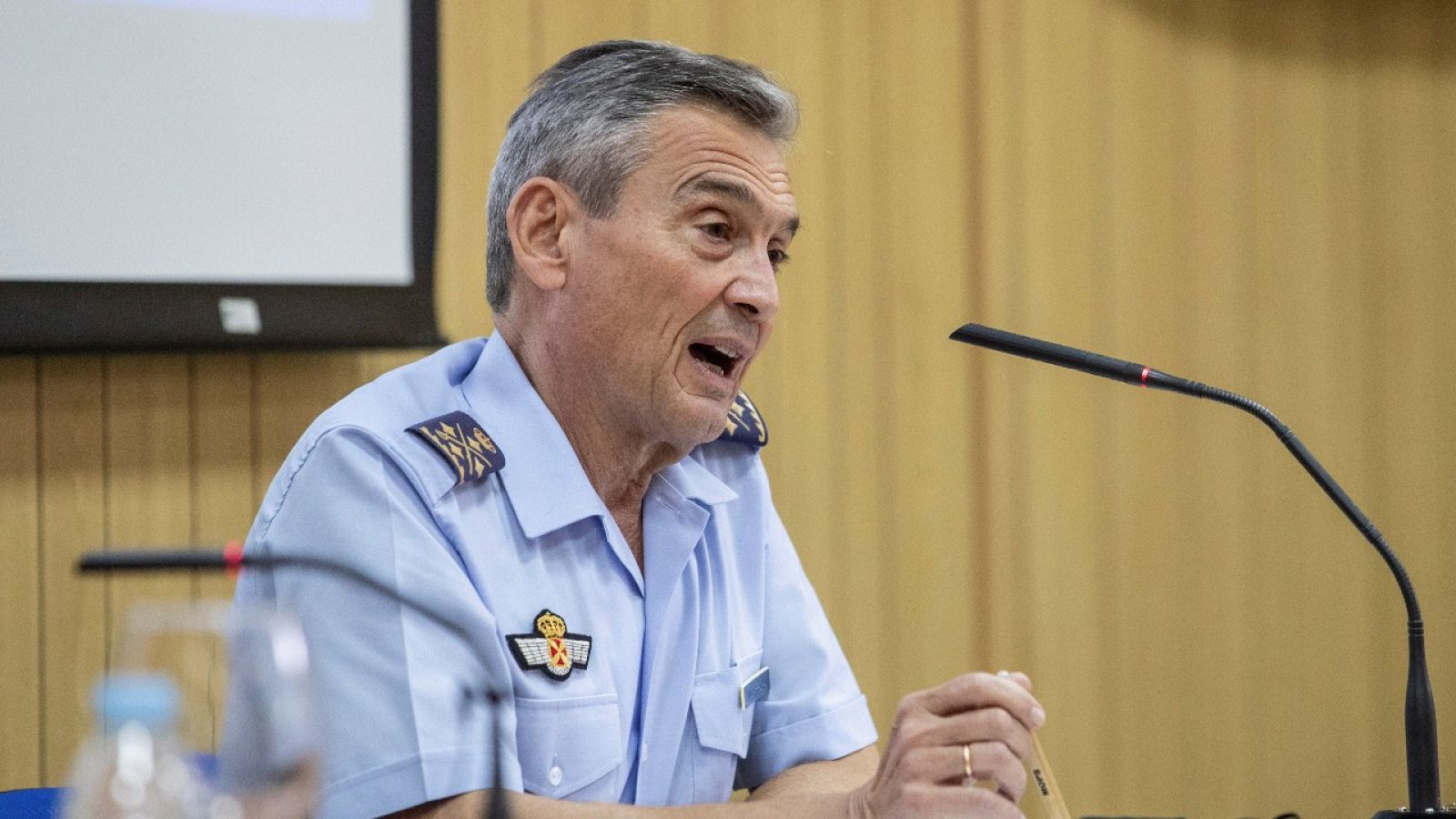 Almeida defiende la vacunación del JEMAD y del Gobierno - Telediario 1 | Ver