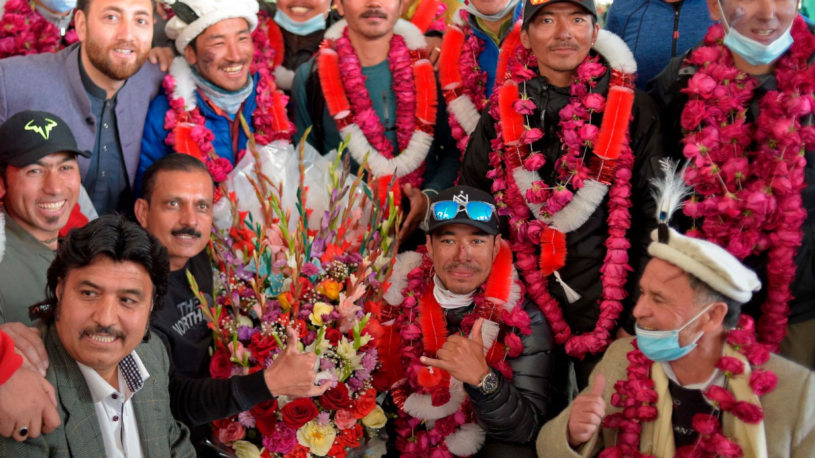 Homenajes a los sherpas que hicieron la cumbre del K2 invernal