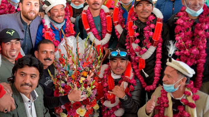 Reciben como héroes a los sherpas nepalíes que hicieron cumbre invernal en el K2