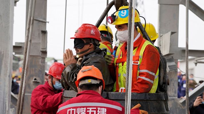 Rescatan a once mineros en el este de China después de 14 días atrapados