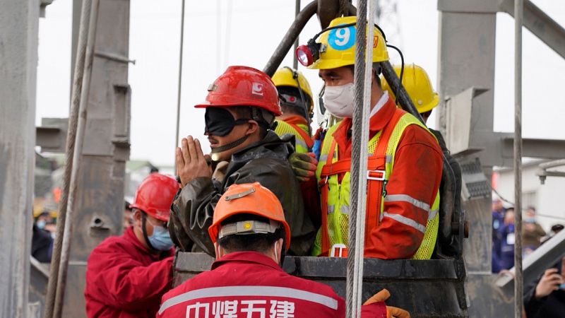 Rescatan a once mineros en el este de China después de 14 días atrapados | Ver