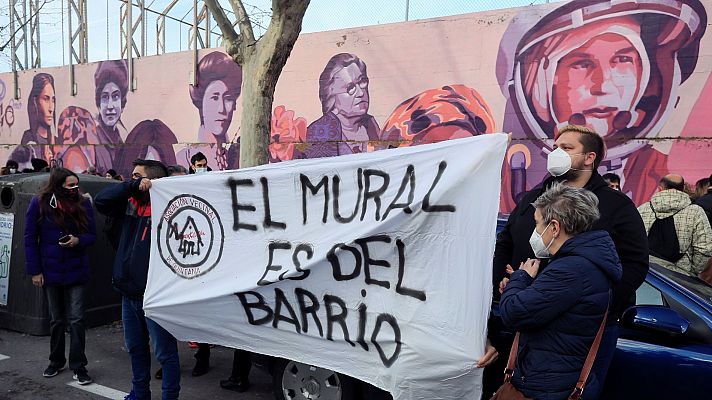 Protesta contra la eliminación del mural feminista 'La unión hace la fuerza' en el distrito madrileño de Ciudad Lineal