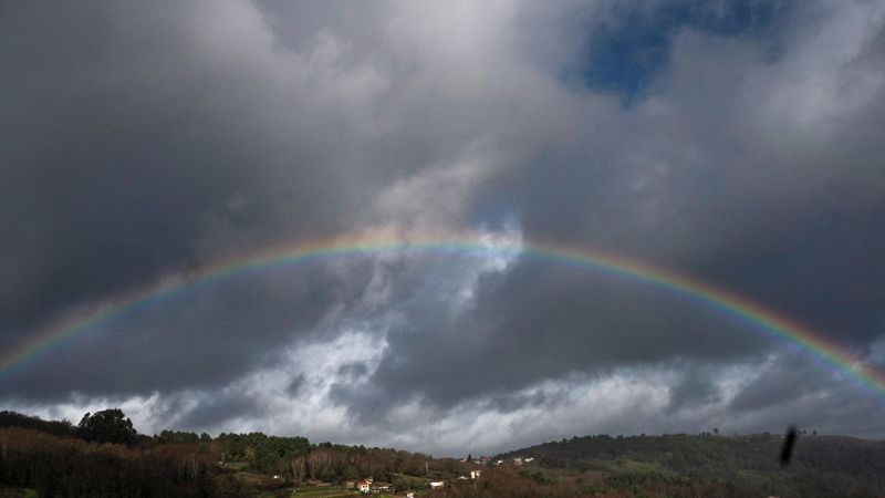 Cielo nuboso o cubierto, con precipitaciones en el extremo  norte peninsular