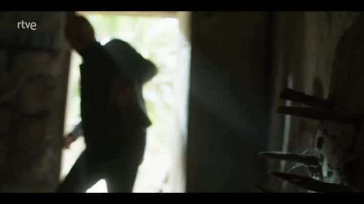 La caza - Sara y Víctor encuentran el dibujo de Dani