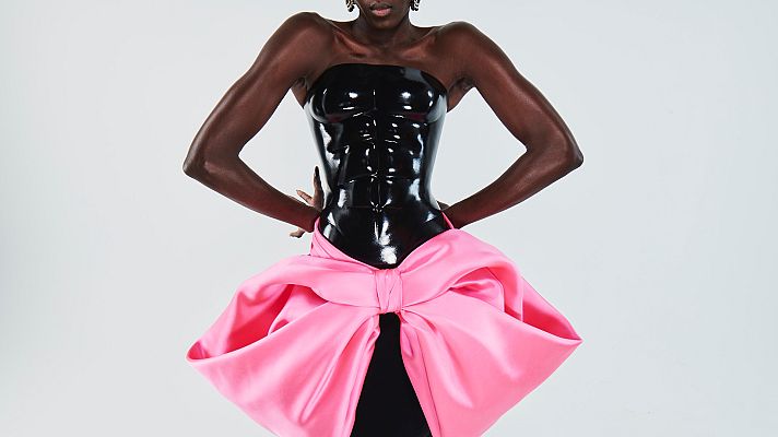 Gente y tendencias - Schiaparelli hace una visión 'inmaculada' de la época dorada de la costura en los anos 50